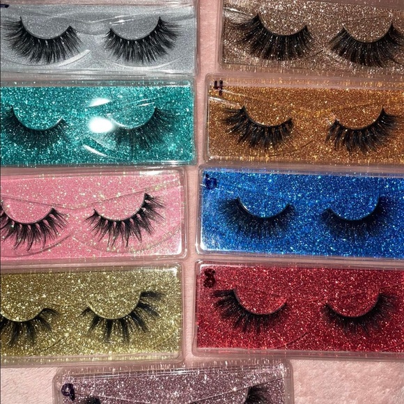 I’m selling lashes comes with candy and a spoolie and tweezers - Picture 2 of 13